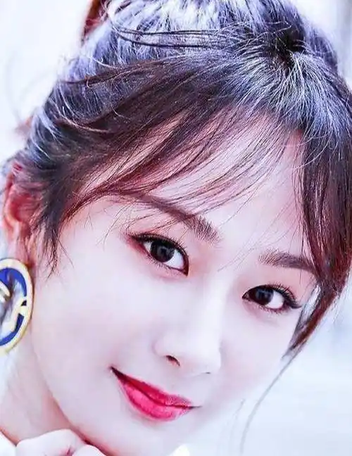 杨紫的身材不好,却很会穿,你永远看不透她的想法