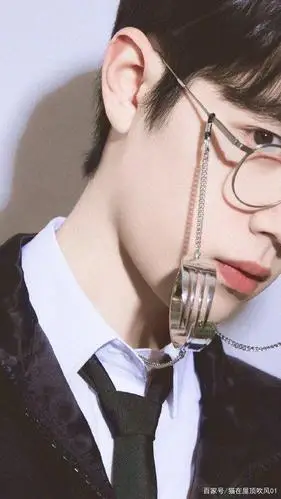 肖战戴眼镜高清图