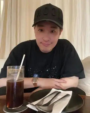 潘玮柏晒自拍照,瘦到网友直呼认不出