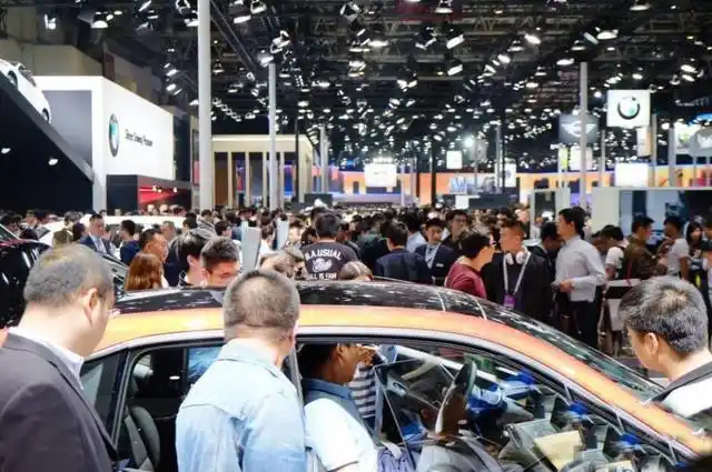 五一期间北京车展观众人山人海 千万豪车被订
