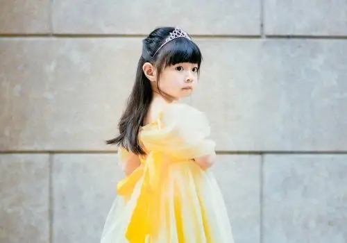 发型设计 儿童发型 >> 长发女孩简易公主头扎法,妈妈都会的女儿半扎发