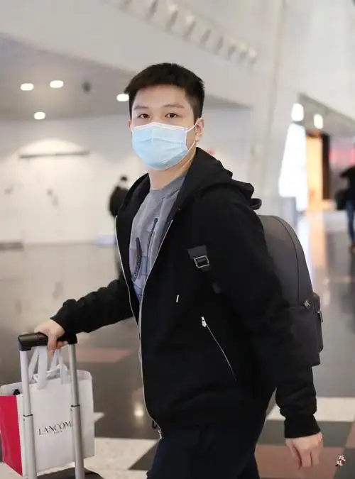 樊振东热到不停擦汗!与队友打专车与国乒会合,上车赶紧脱外套