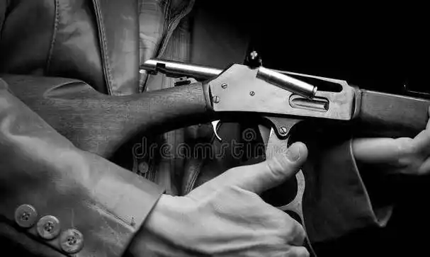 他找到熟悉的猎人,托他从津山买到了两把5连发勃朗宁猎枪,以及100发