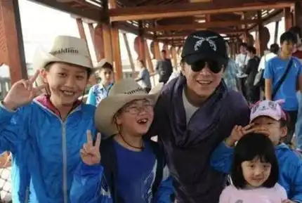 45岁黄渤老婆和3个孩子的近照,网友:最有夫妻相的夫妻!