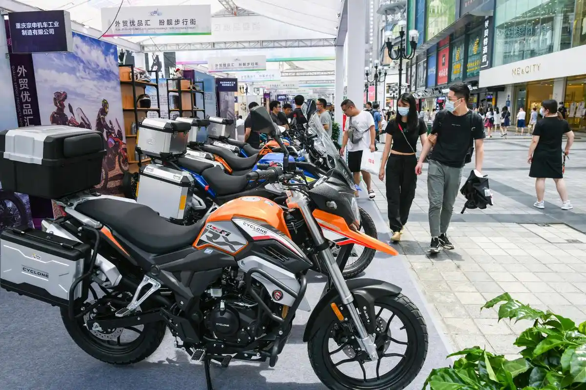 畅销海外的"重庆造"摩托车吸引市民眼光(活动组委会供图)