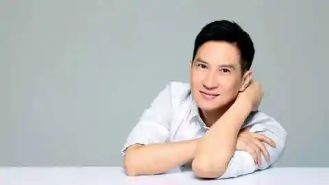 影帝张家辉温情代言安美露弯弯樽装