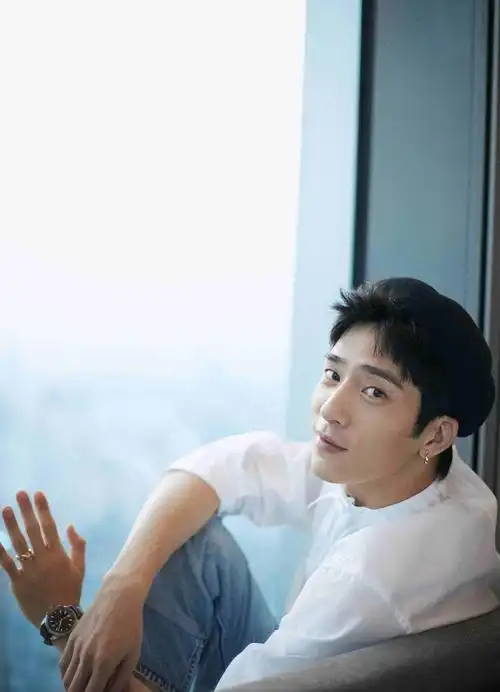 井柏然文艺写真曝光02白衬衫显轻熟男魅力