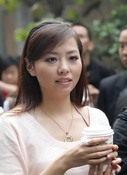 最美的开始吧.张靓颖刚出道的时候还是比较胖的.