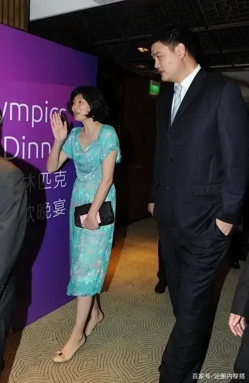 姚明与妻子同框,叶莉身高一米九,穿绿色上衣配白裤像一米六