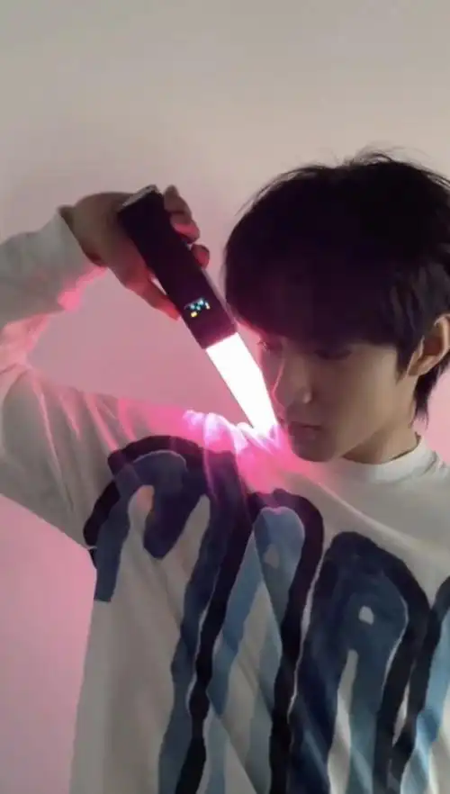 刘耀文论应援棒的新用法光剑变身光棒表情不露腹肌差评