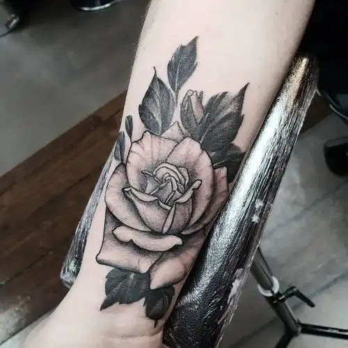 手腕黑灰写实玫瑰纹身图案