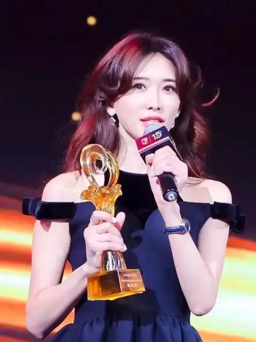 44岁林志玲晒高难度空中瑜伽美照女人的美不在年龄而在心态