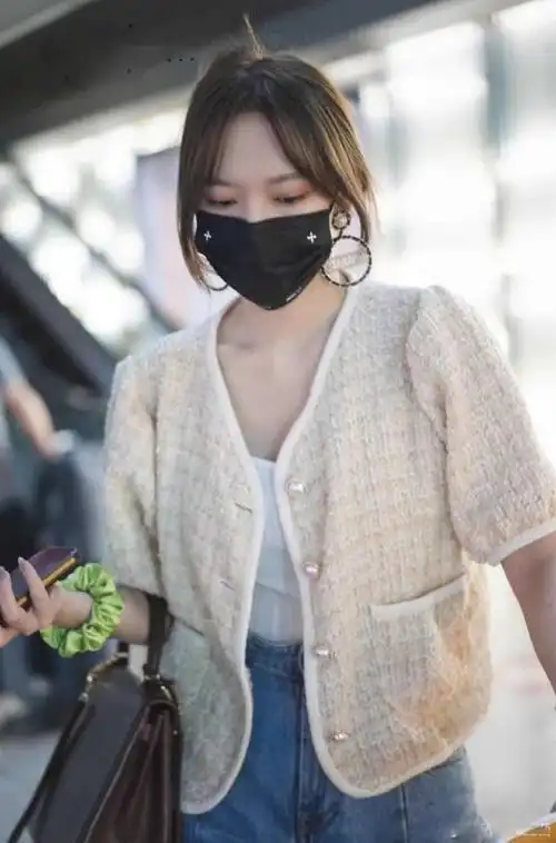 程潇在机场又被路拍小吊带配黄色小香风外套大片锁骨精致诱人
