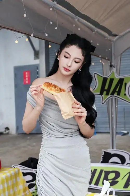 张雨绮银色收腰裙#哇塞,张雨绮这造型也太收腰了吧,果然美女的腰是摄