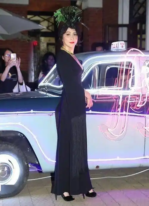 刘嘉玲的时尚有些难懂走红毯头顶一簇绿植却意外有贵妇范