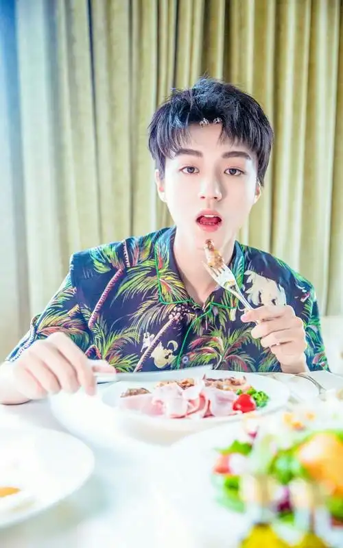 tfboys王俊凯夏日清爽帅气写真图片