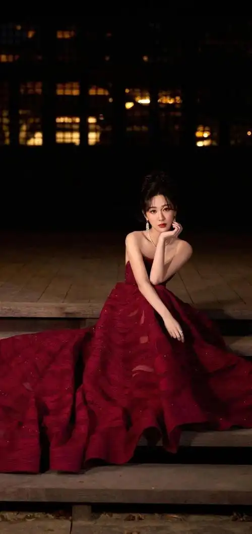 杨紫酒红色礼服突显尊贵大气
