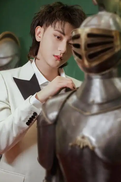 黄子韬微博之夜##黄子韬黑白拼接领西装