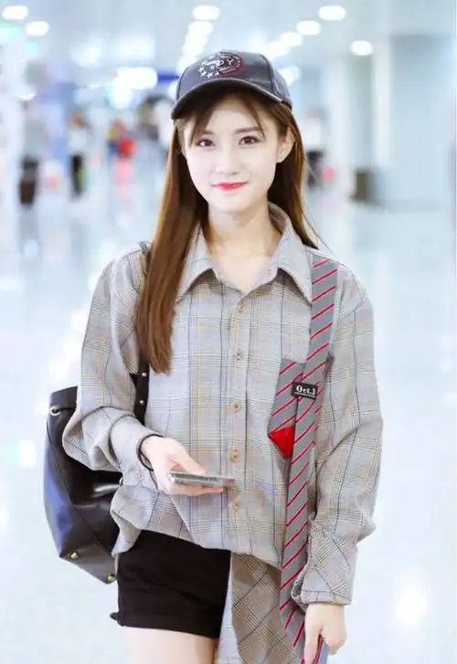 而且陈意涵的这件衬衫还采用了比较宽松的版型设计,所以对大家的身材