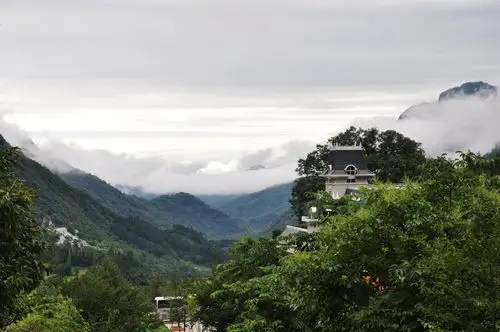 水天一色波光粼粼湖光山色重峦叠嶂山明水秀高山流水白练腾空烟波浩渺