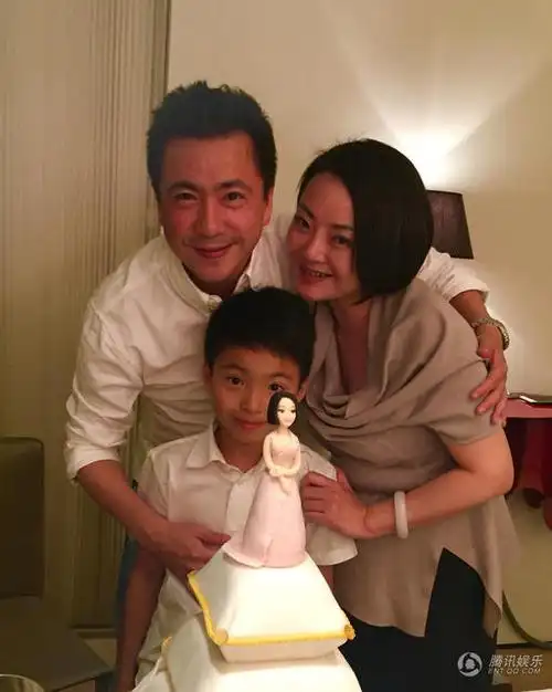 儿子威廉变身白衬衫男神帅气     5月9日,王中磊为妻子庆祝生日,威廉