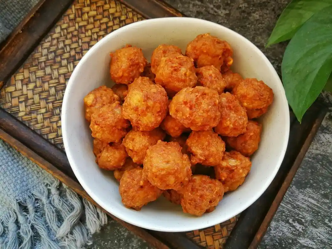 在家炸肉丸子,外酥里嫩,不糊不散,记住这种调料一定不能加