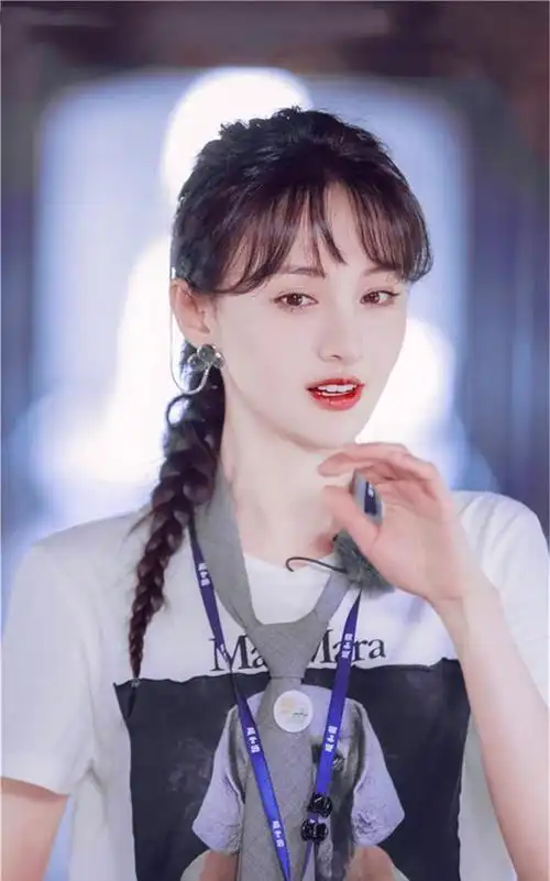 郑爽30岁还在扎麻花辫,本以为不合适,谁料效果意外的清新减龄