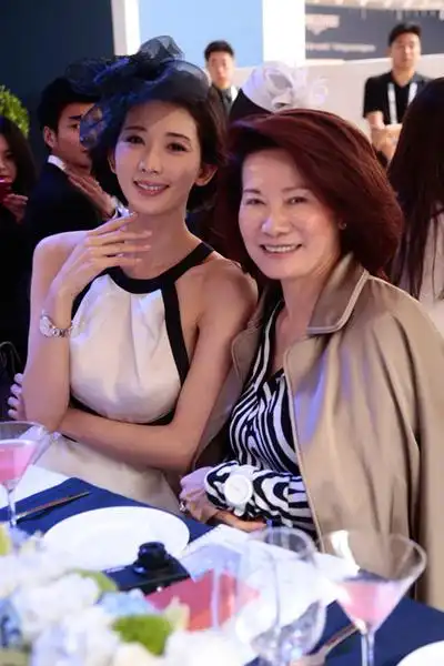 林志玲现身2014浪琴表北京国际马术大师赛