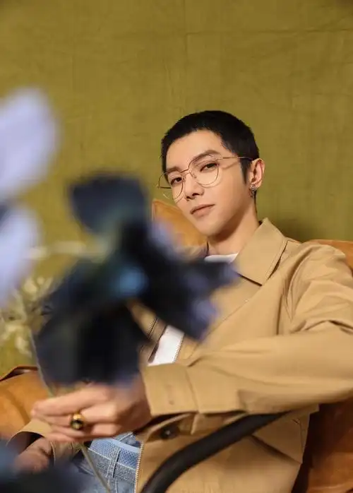 华晨宇最新寸头自拍太酷了炫酷新发型空降施洛华眼镜直播间