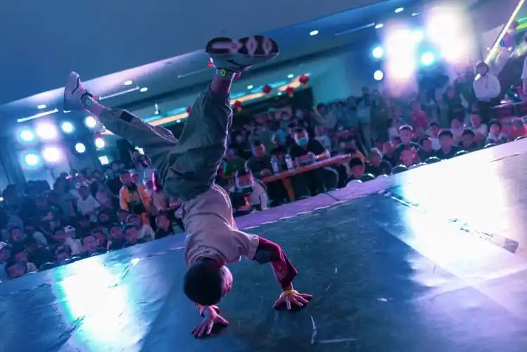 酷娃街舞正当头这个街舞比赛现场太酷了