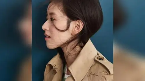 章泽天上演抢镜侧脸杀 浓浓的少女气依然十足