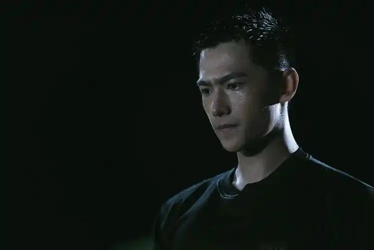 杨洋特战荣耀持续热播于途梦幻联动共赴荣耀