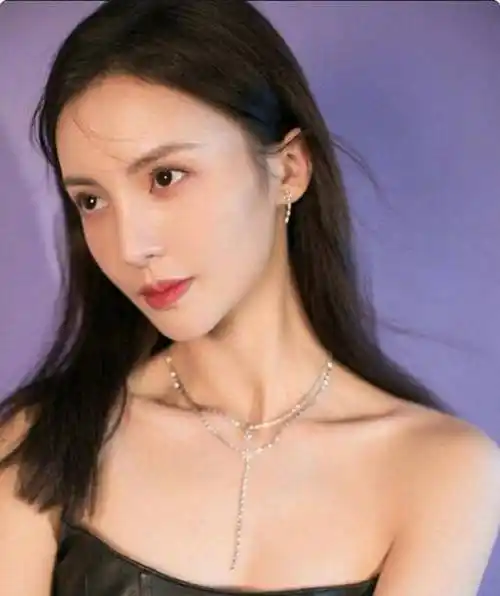 金晨又翻车了,一副排骨身材却穿泳衣,难怪被60岁吴玉芳比下去了_左娜_