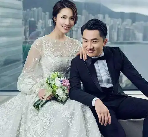 原创结婚五年后,王祖蓝和妻子不再秀恩爱,40岁的王祖蓝"人设"翻车