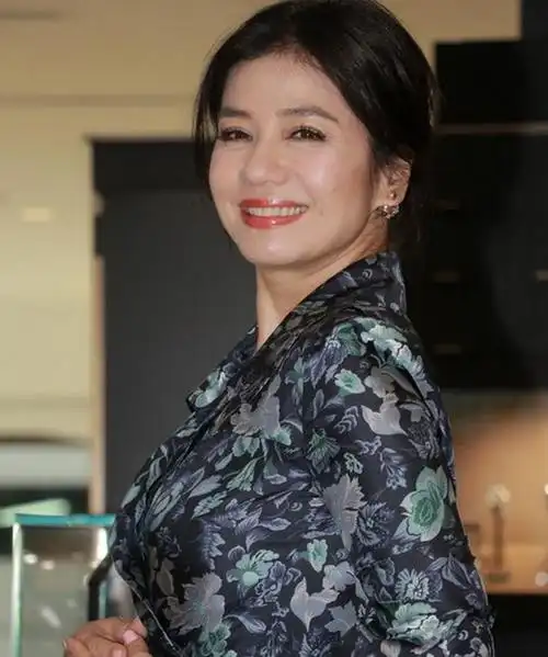 岁月无情56岁钟楚红素颜近照曝光难掩老态