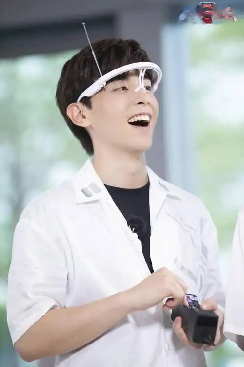 邓伦《极限挑战》录制照公开 你的豹纹魅力型男伦伦子上线!