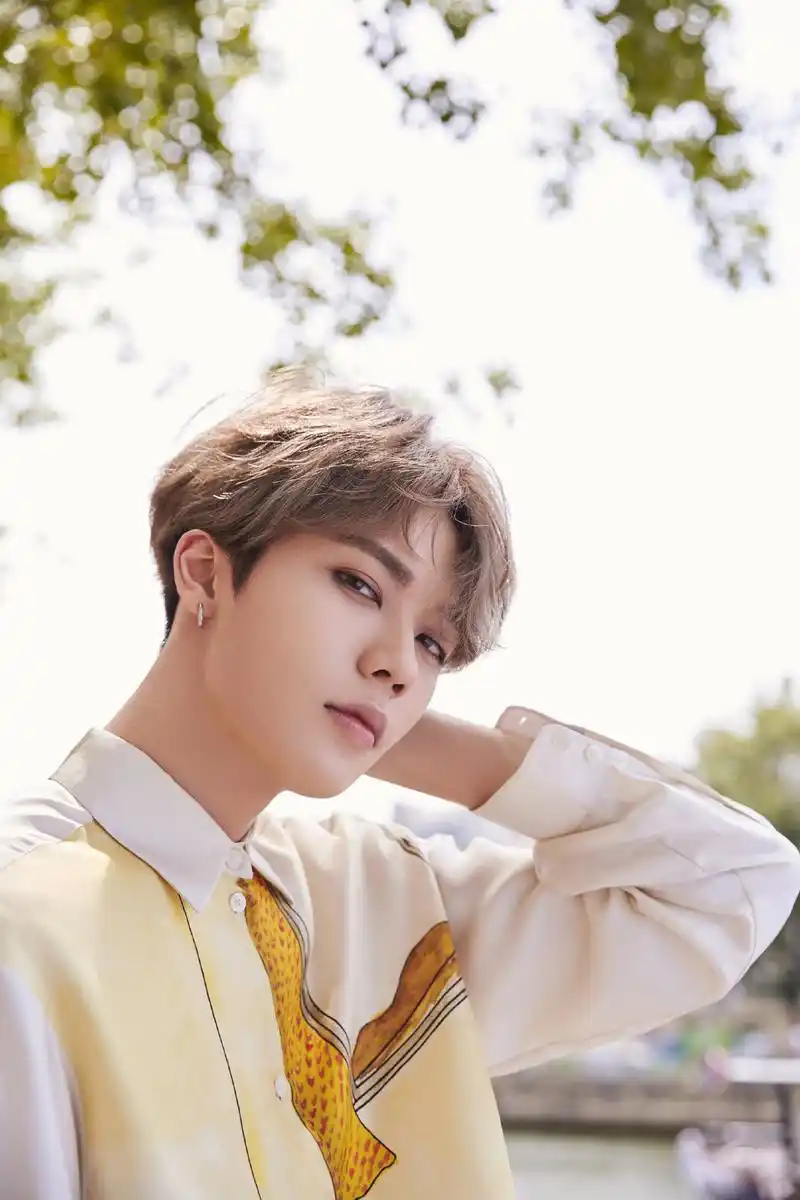 林彦俊身着印花涂鸦新装,游走在巴黎河畔,淡黄衬衫上印满俏皮可爱的