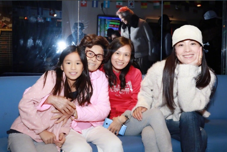 张庭全家为女儿林家菱庆生 幸福的一家画面温馨好有爱