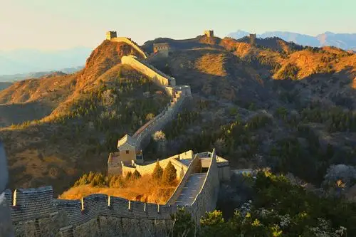 宏伟壮观的长城在太阳晚霞余辉照耀下更显得威严