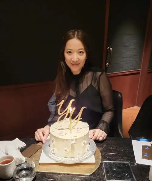 甄子丹妻子为妹妹庆生,姐妹俩五官像复制粘贴,都是有福相的人_汪圆圆