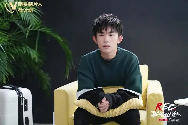 易烊千玺壁纸 好看 绿色 图源工作室07 `