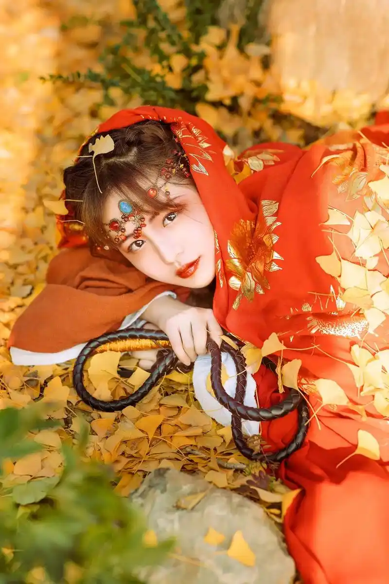 古风摄影 #异域少女  #红衣古装 #国风古韵 树叶黄了, - 抖音