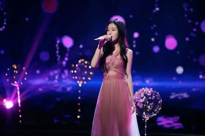 氛围感##张碧晨现身广州唱新斗罗大陆#今晚张碧晨现身2021奇妙漫游夜