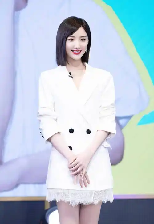 原创毛晓彤才是纯欲风的代表简约又时髦这才是穿搭灵魂所在