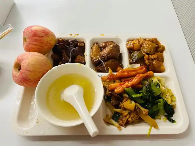 今日免费工作餐,晚上菜不错,比中午强!