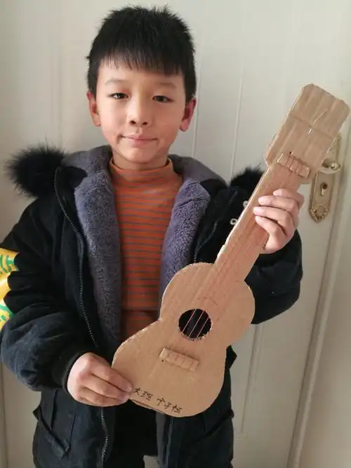 《我是小小乐器家》 写美篇  我们积极倡导"低碳理念",鼓励幼儿与家长