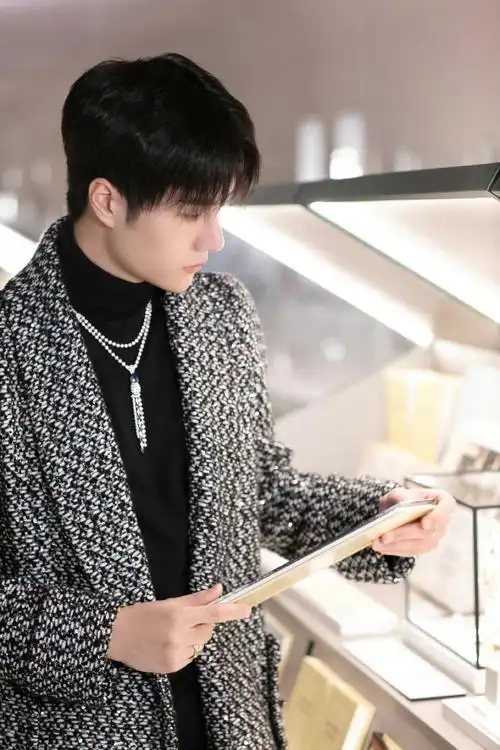 王一博超话身穿chanel 2021秋冬系列出席 "感知香奈儿"香水展.