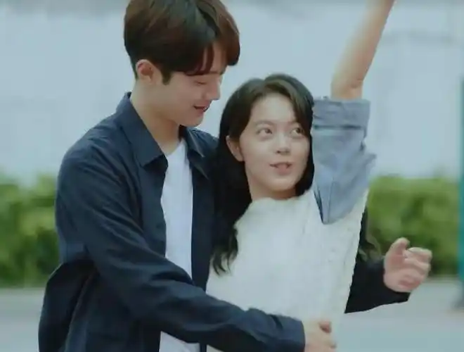 18岁赖冠霖和17岁赵今麦拍拥抱戏谁注意他手的位置人品装不出