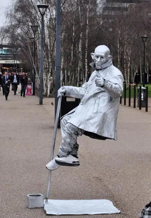 街头行为艺术家的街头艺术