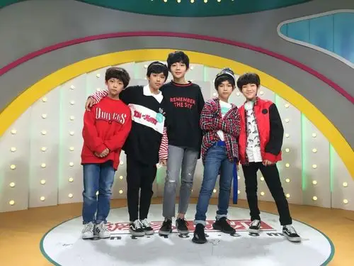 周六,乐华少年(yhboys组合)参加某直播活动,在节目中